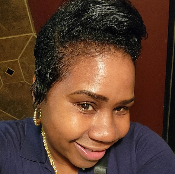 Meet your Posher, Lakeysha. Everything sanitized - Picture 5 of 5